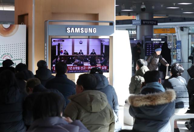 (260128) -- SEOUL, Jan. 28, 2026 (Xinhua) -- People watch a televised news report on the court trial result of Kim Keon-hee, wife of the impeached former South Korean President Yoon Suk-yeol, at a railway station in Seoul, South Korea, Jan. 28, 2026.
  Kim Keon-hee was sentenced to 20 months in prison for taking bribes, live footage showed Wednesday (Xinhua/Yao Qilin)