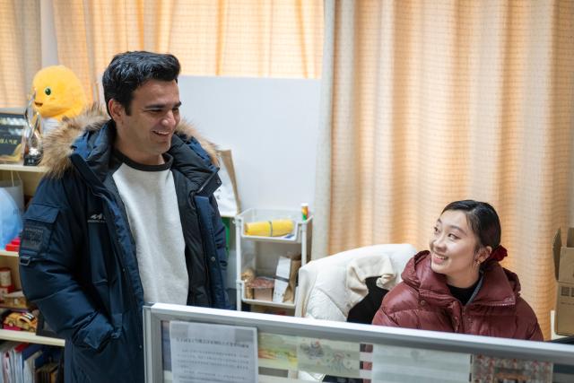 (260128) -- BEIJING, Jan. 28, 2026 (Xinhua) -- Mauri Joseph Tualaulelei (L) talks with a teacher at the College of International Cultural Exchange, Central China Normal University in Wuhan City, central China's Hubei Province, Jan. 8, 2026. Tualaulelei from Samoa is pursuing a master's degree in Physical Education at the university. He has been in China since 2017.
  Fueled by China's expanding visa-free policies, inbound travel surged in 2025, with visa-free entries jumping 49.5 percent year-on-year to nearly 30.1 million, official data showed.
  The National Immigration Administration said on Wednesday that international visitors made over 82 million crossings in total, marking a 26.4 percent year-on-year increase.
  Currently, China offers visa-free entry to citizens of 76 countries. Plus, travelers from 55 countries can take advantage of a 240-hour visa-free transit policy at 65 different entry points. 
  Beyond short-term visits, this openness is fostering a vibrant community of international residents. More scholars, students, and professionals are choosing to live and work in China, deepening people-to-people bonds. China, with much to be explored and a lot more to offer, continues to captivate hearts and minds worldwide. (Xinhua/Wu Zhizun)