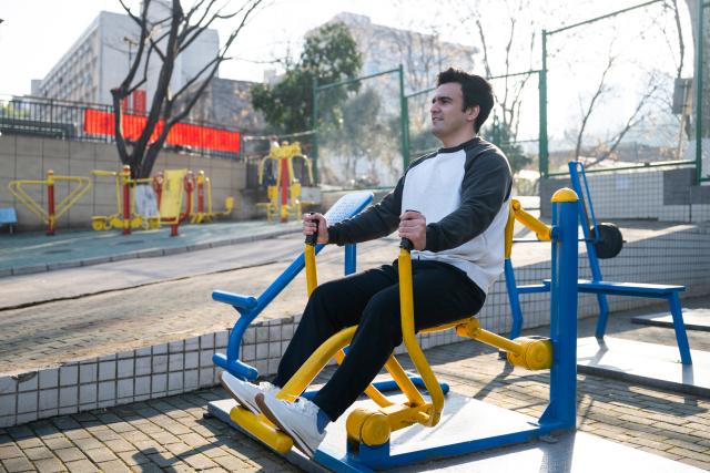 (260128) -- BEIJING, Jan. 28, 2026 (Xinhua) -- Mauri Joseph Tualaulelei from Samoa does physical exercise at Central China Normal University in Wuhan City, central China's Hubei Province, Jan. 8, 2026. Tualaulelei is pursuing a master's degree in Physical Education at the university. He has been in China since 2017.
  Fueled by China's expanding visa-free policies, inbound travel surged in 2025, with visa-free entries jumping 49.5 percent year-on-year to nearly 30.1 million, official data showed.
  The National Immigration Administration said on Wednesday that international visitors made over 82 million crossings in total, marking a 26.4 percent year-on-year increase.
  Currently, China offers visa-free entry to citizens of 76 countries. Plus, travelers from 55 countries can take advantage of a 240-hour visa-free transit policy at 65 different entry points. 
  Beyond short-term visits, this openness is fostering a vibrant community of international residents. More scholars, students, and professionals are choosing to live and work in China, deepening people-to-people bonds. China, with much to be explored and a lot more to offer, continues to captivate hearts and minds worldwide. (Xinhua/Wu Zhizun)