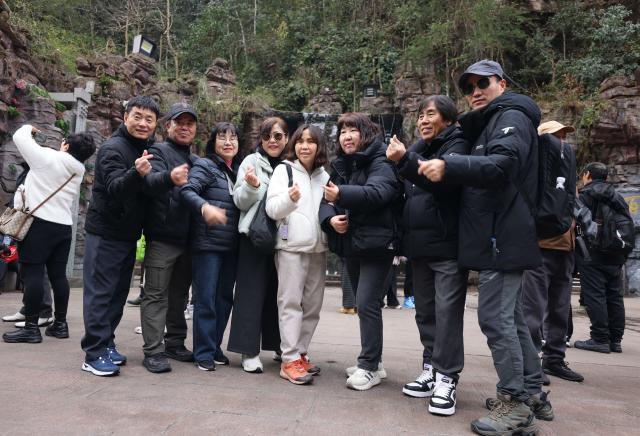 (260128) -- BEIJING, Jan. 28, 2026 (Xinhua) -- South Korean tourists pose for group photos at Zhangjiajie National Forest Park in central China's Hunan Province, Jan. 1, 2026.
  Fueled by China's expanding visa-free policies, inbound travel surged in 2025, with visa-free entries jumping 49.5 percent year-on-year to nearly 30.1 million, official data showed.
  The National Immigration Administration said on Wednesday that international visitors made over 82 million crossings in total, marking a 26.4 percent year-on-year increase.
  Currently, China offers visa-free entry to citizens of 76 countries. Plus, travelers from 55 countries can take advantage of a 240-hour visa-free transit policy at 65 different entry points. 
  Beyond short-term visits, this openness is fostering a vibrant community of international residents. More scholars, students, and professionals are choosing to live and work in China, deepening people-to-people bonds. China, with much to be explored and a lot more to offer, continues to captivate hearts and minds worldwide. (Photo by Wu Yongbing/Xinhua)