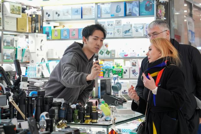 (260128) -- BEIJING, Jan. 28, 2026 (Xinhua) -- Foreign tourists select products at Hongqiao market in Beijing, capital of China, Jan. 7, 2026.
  Fueled by China's expanding visa-free policies, inbound travel surged in 2025, with visa-free entries jumping 49.5 percent year-on-year to nearly 30.1 million, official data showed.
  The National Immigration Administration said on Wednesday that international visitors made over 82 million crossings in total, marking a 26.4 percent year-on-year increase.
  Currently, China offers visa-free entry to citizens of 76 countries. Plus, travelers from 55 countries can take advantage of a 240-hour visa-free transit policy at 65 different entry points. 
  Beyond short-term visits, this openness is fostering a vibrant community of international residents. More scholars, students, and professionals are choosing to live and work in China, deepening people-to-people bonds. China, with much to be explored and a lot more to offer, continues to captivate hearts and minds worldwide. (Xinhua/Ju Huanzong)