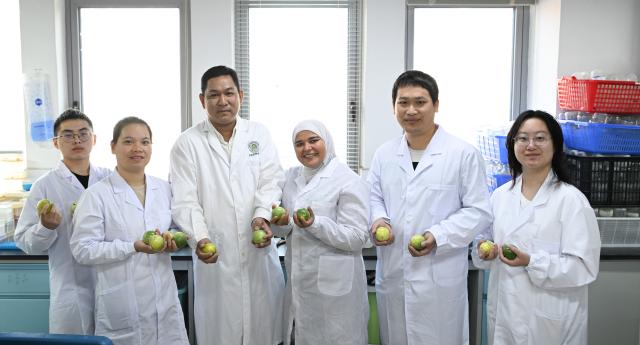 (260128) -- BEIJING, Jan. 28, 2026 (Xinhua) -- Fardous Muhammad Tawfik Abdelwanis (3rd R) poses for a group photo with her colleagues at the Chinese Academy of Tropical Agricultural Sciences in Haikou, south China's Hainan Province, Jan. 7, 2026. Fardous Muhammad Tawfik Abdelwanis from Egypt is currently a researcher at the Chinese Academy of Tropical Agricultural Sciences in south China's Hainan. Specializing in plant medicinal research, she is studying passion fruit cultivation to address the high cost of imports in Egypt and utilize the fruit's rich active ingredients.
  Fueled by China's expanding visa-free policies, inbound travel surged in 2025, with visa-free entries jumping 49.5 percent year-on-year to nearly 30.1 million, official data showed.
  The National Immigration Administration said on Wednesday that international visitors made over 82 million crossings in total, marking a 26.4 percent year-on-year increase.
  Currently, China offers visa-free entry to citizens of 76 countries. Plus, travelers from 55 countries can take advantage of a 240-hour visa-free transit policy at 65 different entry points. 
  Beyond short-term visits, this openness is fostering a vibrant community of international residents. More scholars, students, and professionals are choosing to live and work in China, deepening people-to-people bonds. China, with much to be explored and a lot more to offer, continues to captivate hearts and minds worldwide. (Xinhua/Yang Guanyu)