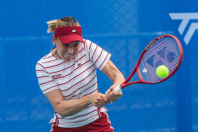(260128) -- MANILA, Jan. 28, 2026 (Xinhua) -- Donna Vekic hits a return during the women's singles round of 16 match between Donna Vekic of Croatia and Mariia Tkacheva of Russia at the WTA Philippine Women's Open in Manila, the Philippines, Jan. 28, 2026. (Xinhua/Rouelle Umali)