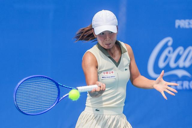 (260128) -- MANILA, Jan. 28, 2026 (Xinhua) -- Hontama Mai hits a return during the women's singles round of 16 match between Camila Osorio of Colombia and Hontama Mai of Japan at the WTA Philippine Women's Open in Manila, the Philippines, Jan. 28, 2026. (Xinhua/Rouelle Umali)