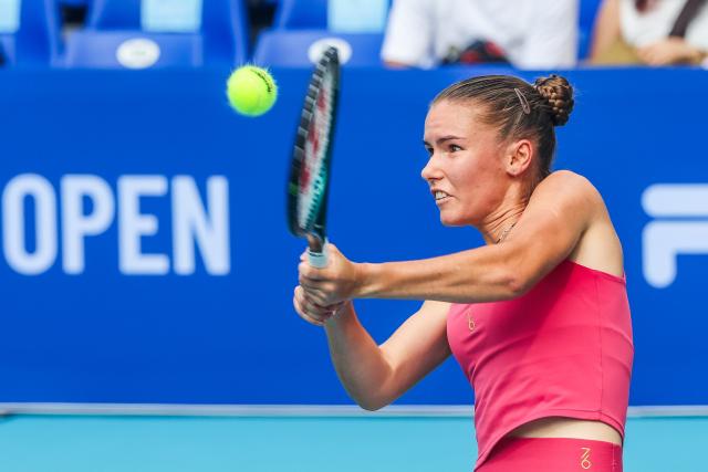 (260128) -- MANILA, Jan. 28, 2026 (Xinhua) -- Tatiana Prozorova hits a return during the women's singles round of 16 match between Tatjana Maria of Germany and Tatiana Prozorova of Russia at the WTA Philippine Women's Open in Manila, the Philippines, Jan. 28, 2026. (Xinhua/Rouelle Umali)