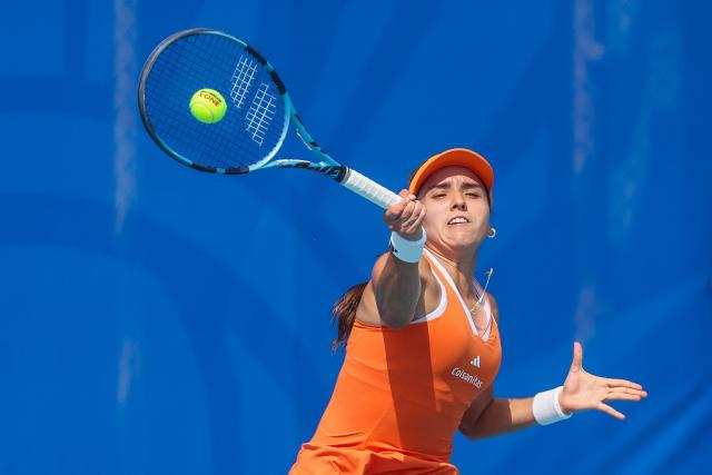 (260128) -- MANILA, Jan. 28, 2026 (Xinhua) -- Camila Osorio hits a return during the women's singles round of 16 match between Camila Osorio of Colombia and Hontama Mai of Japan at the WTA Philippine Women's Open in Manila, the Philippines, Jan. 28, 2026. (Xinhua/Rouelle Umali)