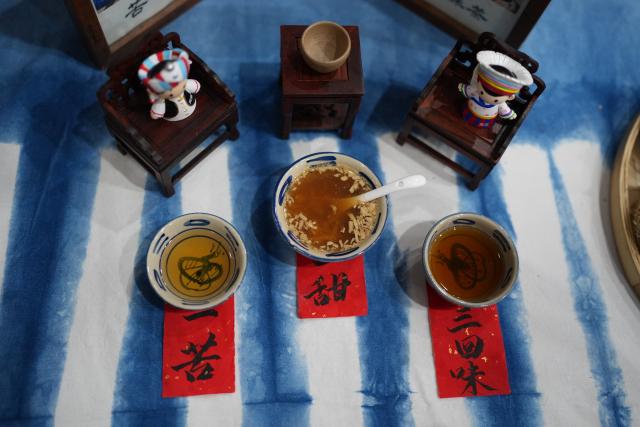 (260128) -- COLOMBO, Jan. 28, 2026 (Xinhua) -- Chinese tea is displayed and offered to visitors during a Chinese New Year celebration event in Colombo, Sri Lanka, Jan. 27, 2026.
  The opening performance of the 2026 "Happy Chinese New Year" activities took place here Tuesday night, alongside an intangible cultural heritage exhibition. (Photo by Thilina Kaluthotage/Xinhua)