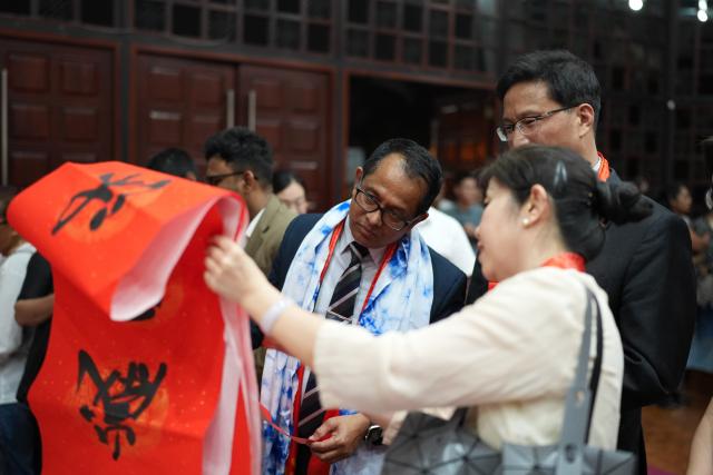 (260128) -- COLOMBO, Jan. 28, 2026 (Xinhua) -- Sri Lanka's parliament speaker Jagath Wickramaratne (L) attends a Chinese New Year celebration event in Colombo, Sri Lanka, Jan. 27, 2026.
  The opening performance of the 2026 "Happy Chinese New Year" activities took place here Tuesday night, alongside an intangible cultural heritage exhibition. (Photo by Thilina Kaluthotage/Xinhua)