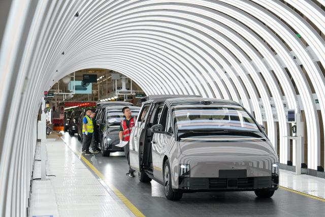 (260128) -- BEIJING, Jan. 28, 2026 (Xinhua) -- Staff members work at a production base of Chinese carmaker Li Auto in Beijing, capital of China, June 18, 2025. (Xinhua/Ju Huanzong)