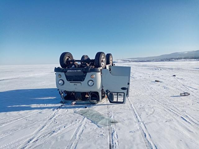(260128) -- VLADIVOSTOK, Jan. 28, 2026 (Xinhua) -- This photo taken on Jan. 28, 2026 shows an overturned car on the frozen surface of Lake Baikal in Russia. A Chinese tourist died after a car carrying tourists overturned on the frozen surface of Lake Baikal in Russia on Wednesday. (Xinhua)