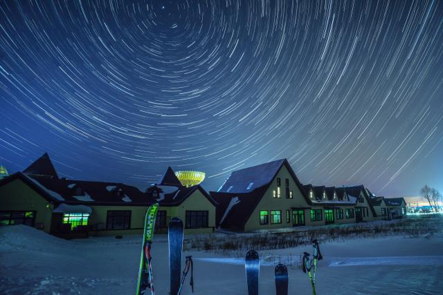 (260128) -- HARBIN, Jan. 28, 2026 (Xinhua) -- This stack composite photo taken on Jan. 18, 2026 shows a view of the starry sky at Yabuli Ski Resort in northeast China's Heilongjiang Province. China's northernmost Heilongjiang Province has entered the golden period for winter starry sky observation. With auroras occasionally making an appearance, the brilliant starry sky and the icy landscape together unfold a serene and breathtaking picture. (Photo by Zeng Dong/Xinhua)