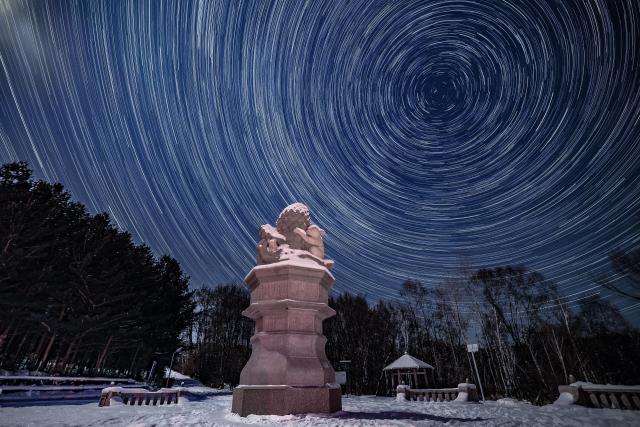 (260128) -- HARBIN, Jan. 28, 2026 (Xinhua) -- This stack composite photo taken on Jan. 27, 2026 shows a view of the starry sky in Yichun City, northeast China's Heilongjiang Province. China's northernmost Heilongjiang Province has entered the golden period for winter starry sky observation. With auroras occasionally making an appearance, the brilliant starry sky and the icy landscape together unfold a serene and breathtaking picture. (Photo by Li Jiaxing/Xinhua)