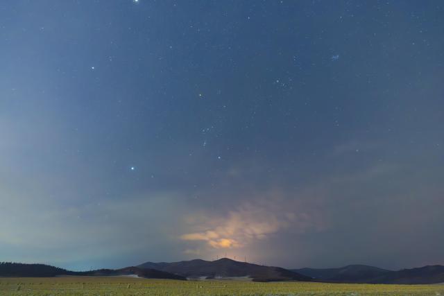 (260128) -- HARBIN, Jan. 28, 2026 (Xinhua) -- This photo taken on Jan. 23, 2026 shows a view of the starry sky in Shuangyashan City, northeast China's Heilongjiang Province. China's northernmost Heilongjiang Province has entered the golden period for winter starry sky observation. With auroras occasionally making an appearance, the brilliant starry sky and the icy landscape together unfold a serene and breathtaking picture. (Photo by Han Yang/Xinhua)