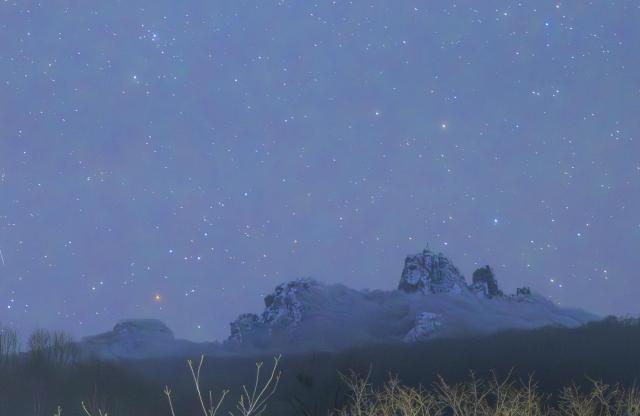 (260128) -- HARBIN, Jan. 28, 2026 (Xinhua) -- This photo taken on Jan. 25, 2026 shows a view of the starry sky at Qixingshan forest park in northeast China's Heilongjiang Province. China's northernmost Heilongjiang Province has entered the golden period for winter starry sky observation. With auroras occasionally making an appearance, the brilliant starry sky and the icy landscape together unfold a serene and breathtaking picture. (Photo by Han Yang/Xinhua)