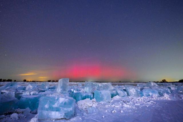 (260128) -- HARBIN, Jan. 28, 2026 (Xinhua) -- This photo taken on Jan. 20, 2026 shows the aurora observed from Qiqihar City, northeast China's Heilongjiang Province. China's northernmost Heilongjiang Province has entered the golden period for winter starry sky observation. With auroras occasionally making an appearance, the brilliant starry sky and the icy landscape together unfold a serene and breathtaking picture. (Photo by Wang Yonggang/Xinhua)