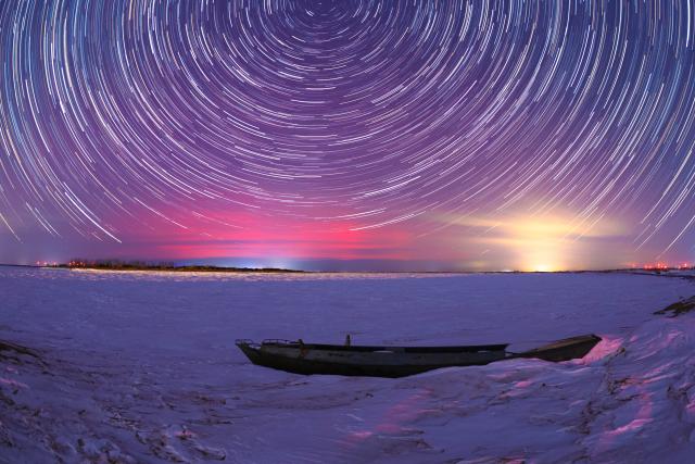 (260128) -- HARBIN, Jan. 28, 2026 (Xinhua) -- This stack composite photo taken on Jan. 20, 2026 shows the aurora observed from Fujin City, northeast China's Heilongjiang Province. China's northernmost Heilongjiang Province has entered the golden period for winter starry sky observation. With auroras occasionally making an appearance, the brilliant starry sky and the icy landscape together unfold a serene and breathtaking picture. (Photo by Qu Yubao/Xinhua)