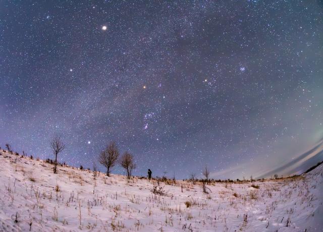 (260128) -- HARBIN, Jan. 28, 2026 (Xinhua) -- This photo taken on Jan. 24, 2026 shows a view of the starry sky in Fujin City, northeast China's Heilongjiang Province. China's northernmost Heilongjiang Province has entered the golden period for winter starry sky observation. With auroras occasionally making an appearance, the brilliant starry sky and the icy landscape together unfold a serene and breathtaking picture. (Photo by Geng Xiqing/Xinhua)