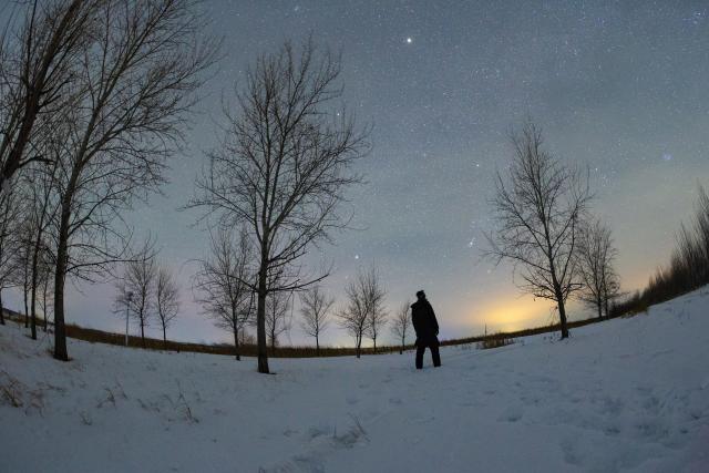 (260128) -- HARBIN, Jan. 28, 2026 (Xinhua) -- This photo taken on Jan. 26, 2026 shows a view of the starry sky in Fujin City, northeast China's Heilongjiang Province. China's northernmost Heilongjiang Province has entered the golden period for winter starry sky observation. With auroras occasionally making an appearance, the brilliant starry sky and the icy landscape together unfold a serene and breathtaking picture. (Photo by Geng Xiqing/Xinhua)