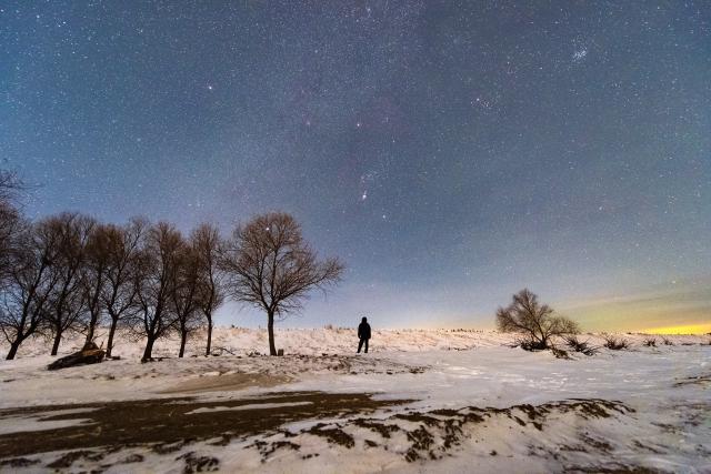 (260128) -- HARBIN, Jan. 28, 2026 (Xinhua) -- This photo taken on Jan. 24, 2026 shows a view of the starry sky in Fujin City, northeast China's Heilongjiang Province. China's northernmost Heilongjiang Province has entered the golden period for winter starry sky observation. With auroras occasionally making an appearance, the brilliant starry sky and the icy landscape together unfold a serene and breathtaking picture. (Photo by Qu Yubao/Xinhua)