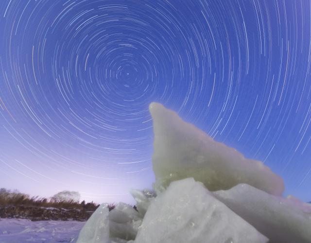 (260128) -- HARBIN, Jan. 28, 2026 (Xinhua) -- This stack composite photo taken on Jan. 25, 2026 shows a view of the starry sky in Jiamusi City, northeast China's Heilongjiang Province. China's northernmost Heilongjiang Province has entered the golden period for winter starry sky observation. With auroras occasionally making an appearance, the brilliant starry sky and the icy landscape together unfold a serene and breathtaking picture. (Photo by Zhu Zongqiang/Xinhua)