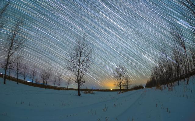 (260128) -- HARBIN, Jan. 28, 2026 (Xinhua) -- This stack composite photo taken on Jan. 26, 2026 shows a view of the starry sky in Fujin City, northeast China's Heilongjiang Province. China's northernmost Heilongjiang Province has entered the golden period for winter starry sky observation. With auroras occasionally making an appearance, the brilliant starry sky and the icy landscape together unfold a serene and breathtaking picture. (Photo by Geng Xiqing/Xinhua)