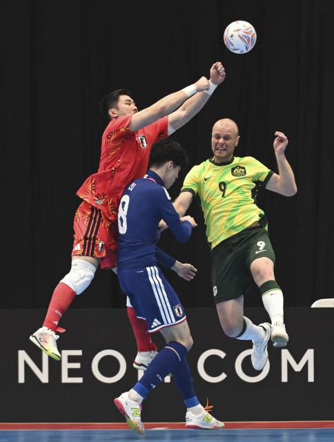 (260128) -- JAKARTA, Jan. 28, 2026 (Xinhua) -- Goalkeeper Tabuchi Hiroshi (L) of Japan vies with Grant Lynch of Australia during the group C match between Japan and Australia at the AFC Futsal Asian Cup 2026 in Jakarta, Indonesia, Jan. 28, 2026. (Xinhua/Zulkarnain)