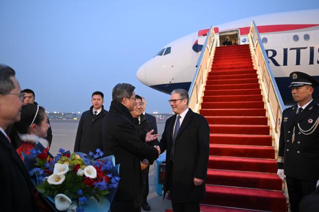 (260128) -- BEIJING, Jan. 28, 2026 (Xinhua) -- British Prime Minister Keir Starmer arrives in Beijing, capital of China, Jan. 28, 2026. Starmer arrived here on Wednesday for an official visit to China through Saturday. (Xinhua/Jin Liangkuai)