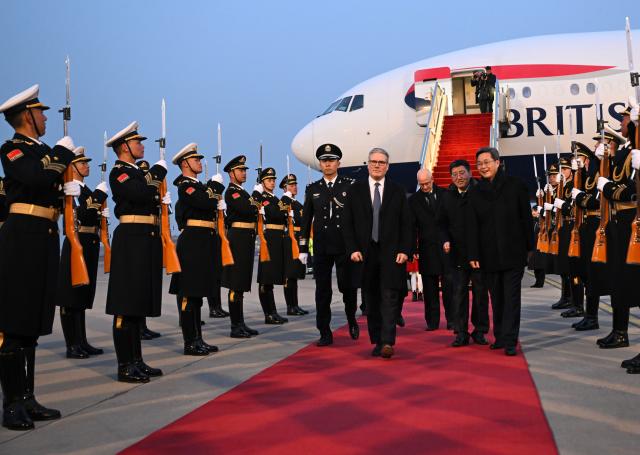 (260128) -- BEIJING, Jan. 28, 2026 (Xinhua) -- British Prime Minister Keir Starmer arrives in Beijing, capital of China, Jan. 28, 2026. Starmer arrived here on Wednesday for an official visit to China through Saturday. (Xinhua/Jin Liangkuai)