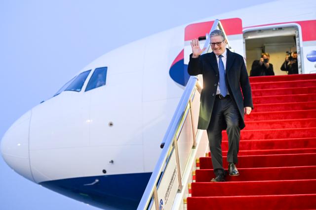 (260128) -- BEIJING, Jan. 28, 2026 (Xinhua) -- British Prime Minister Keir Starmer arrives in Beijing, capital of China, Jan. 28, 2026. Starmer arrived here on Wednesday for an official visit to China through Saturday. (Xinhua/Jin Liangkuai)