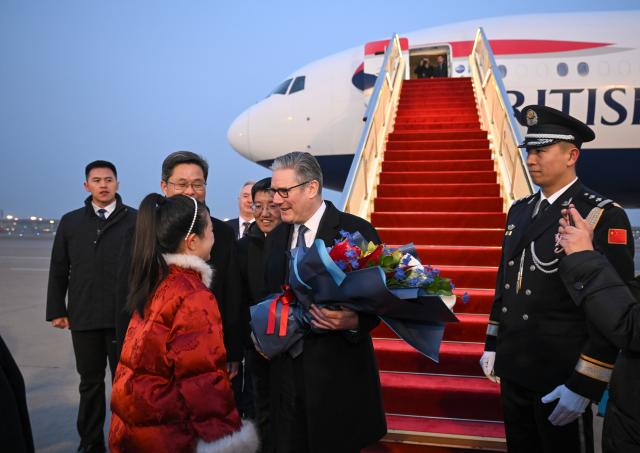 (260128) -- BEIJING, Jan. 28, 2026 (Xinhua) -- British Prime Minister Keir Starmer arrives in Beijing, capital of China, Jan. 28, 2026. Starmer arrived here on Wednesday for an official visit to China through Saturday. (Xinhua/Jin Liangkuai)