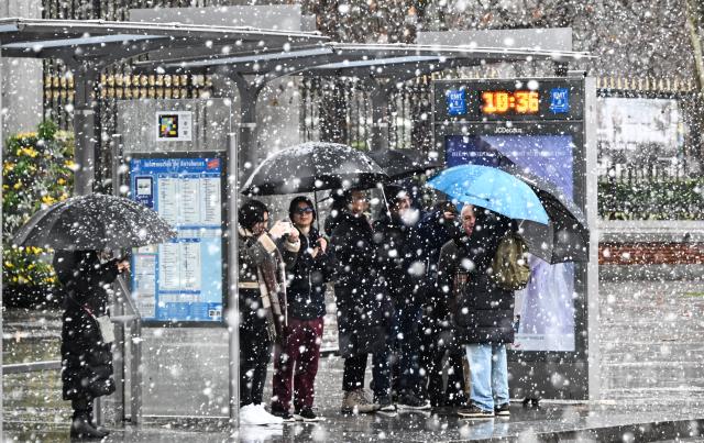 (260128) -- MADRID, Jan. 28, 2026 (Xinhua) -- People wait for the bus in snow in Madrid, Spain, Jan. 28, 2026. (Xinhua/Cheng Min)