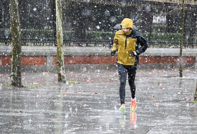 (260128) -- MADRID, Jan. 28, 2026 (Xinhua) -- A man jogs in snow in Madrid, Spain, Jan. 28, 2026. (Xinhua/Cheng Min)