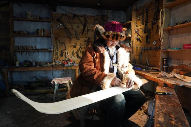 (260128) -- URUMQI, Jan. 28, 2026 (Xinhua) -- Slanbek Sahishi makes fur skis in Altay, northwest China's Xinjiang Uygur Autonomous Region, Jan. 20, 2026. TO GO WITH "Remote Chinese city Altay thrives in long winter, turning snow into tourism success" (Xinhua/Aman)