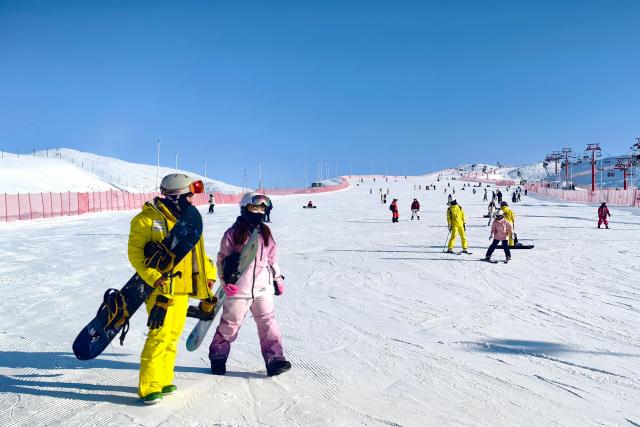 (260128) -- URUMQI, Jan. 28, 2026 (Xinhua) -- This photo taken on Jan. 15, 2026 shows a view of Jiangjunshan International Ski Resort in Altay, northwest China's Xinjiang Uygur Autonomous Region. TO GO WITH "Remote Chinese city Altay thrives in long winter, turning snow into tourism success" (Photo by Dong Fayong/Xinhua)