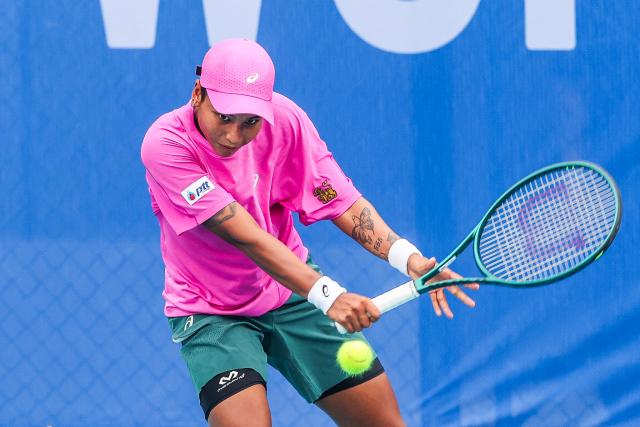 (260128) -- MANILA, Jan. 28, 2026 (Xinhua) -- Mananchaya Sawangkaew hits a return during the women's singles round of 16 match between Zhu Lin of China and Mananchaya Sawangkaew of Thailand at the WTA Philippine Women's Open in Manila, the Philippines, Jan. 28, 2026. (Xinhua/Rouelle Umali)