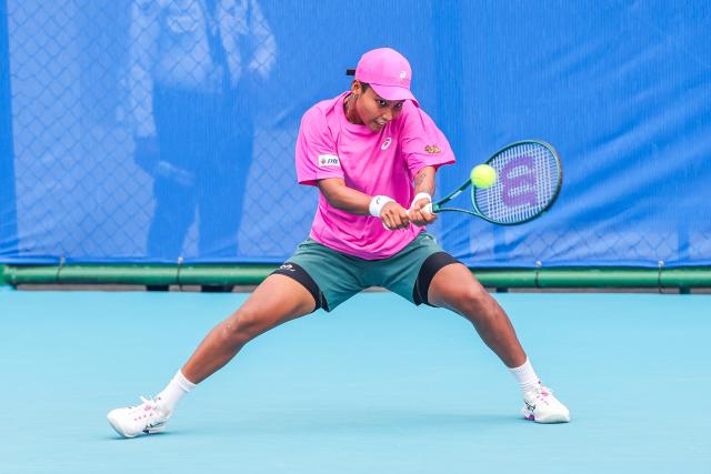(260128) -- MANILA, Jan. 28, 2026 (Xinhua) -- Mananchaya Sawangkaew hits a return during the women's singles round of 16 match between Zhu Lin of China and Mananchaya Sawangkaew of Thailand at the WTA Philippine Women's Open in Manila, the Philippines, Jan. 28, 2026. (Xinhua/Rouelle Umali)
