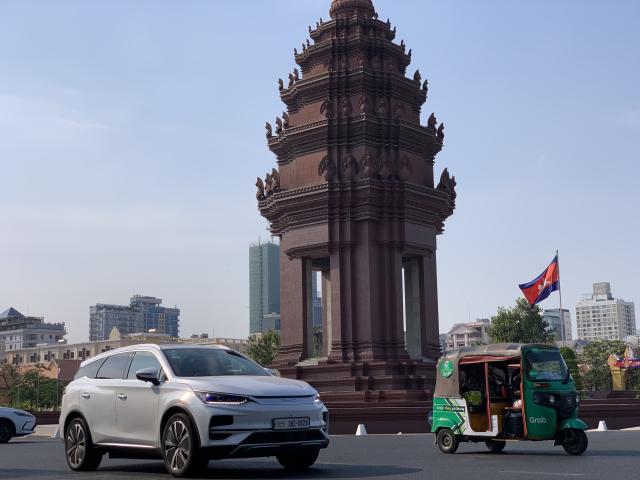 (260128) -- PHNOM PENH, Jan. 28, 2026 (Xinhua) -- A BYD electric car travels on a road in Phnom Penh, Cambodia on Jan. 27, 2026. Cambodia has registered a total of 9,065 electric cars or electric vehicle (EVs) as of 2025, according to a Ministry of Public Works and Transport's report on Wednesday. (Photo by Van Pov/Xinhua)