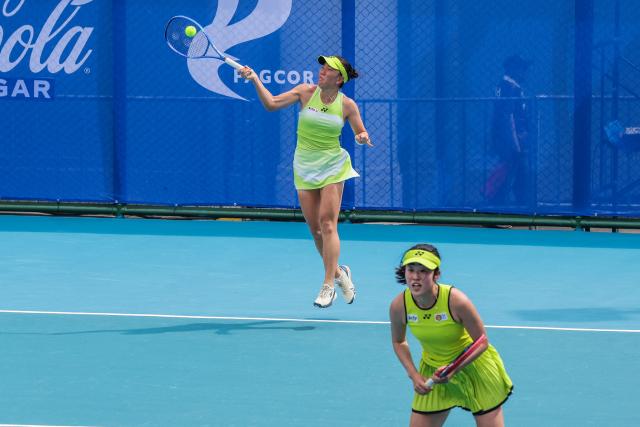 (260128) -- MANILA, Jan. 28, 2026 (Xinhua) -- Ayukawa Mana (L)/Morisaki Kanako of Japan compete during the women's doubles round of 16 match against Stefi Marithe Aludo and Tennielle Madis of the Philippines at the WTA Philippine Women's Open in Manila, the Philippines, Jan. 28, 2026. (Xinhua/Rouelle Umali)