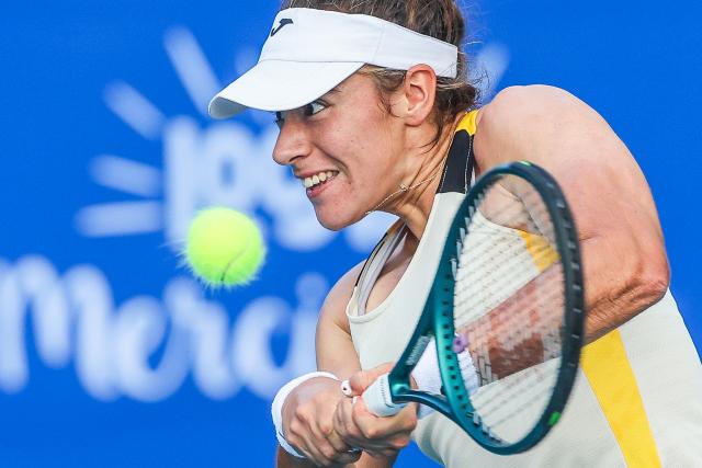 (260128) -- MANILA, Jan. 28, 2026 (Xinhua) -- Solana Sierra of Argentina competes during the women's singles round of 16 match between Solana Sierra of Argentina and Yuliia Starodubtseva of Ukraine at the WTA Philippine Women's Open in Manila, the Philippines, Jan. 28, 2026. (Xinhua/Rouelle Umali)
