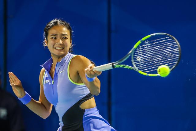 (260128) -- MANILA, Jan. 28, 2026 (Xinhua) -- Alexandra Eala of the Philippines competes during the women's singles round of 16 match between Alexandra Eala of the Philippines and Sakatsume Himeno of Japan at the WTA Philippine Women's Open in Manila, the Philippines, Jan. 28, 2026. (Xinhua/Rouelle Umali)
