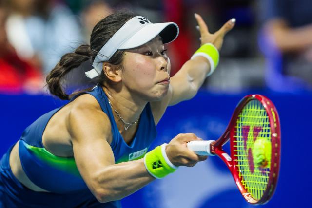 (260128) -- MANILA, Jan. 28, 2026 (Xinhua) -- Sakatsume Himeno of Japan competes during the women's singles round of 16 match between Alexandra Eala of the Philippines and Himeno Sakatsume of Japan at the WTA Philippine Women's Open in Manila, the Philippines, Jan. 28, 2026. (Xinhua/Rouelle Umali)