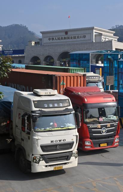 (260128) -- PINGXIANG, Jan. 28, 2026 (Xinhua) -- Vehicles bound for Vietnam are pictured after customs clearance at Youyiguan Port, or Friendship Pass, in Pingxiang City, south China's Guangxi Zhuang Autonomous Region, Jan. 28, 2026. Youyiguan Port, China's main gateway to Vietnam, upgraded its border clearance system in January, significantly reducing customs clearance time and providing convenience for vehicles entering and exiting. (Xinhua/Lu Boan)