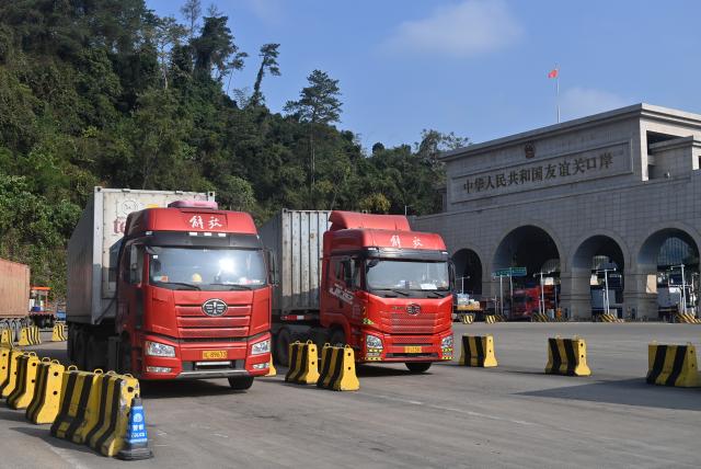 (260128) -- PINGXIANG, Jan. 28, 2026 (Xinhua) -- Vehicles bound for Vietnam are pictured after customs clearance at Youyiguan Port, or Friendship Pass, in Pingxiang City, south China's Guangxi Zhuang Autonomous Region, Jan. 28, 2026. Youyiguan Port, China's main gateway to Vietnam, upgraded its border clearance system in January, significantly reducing customs clearance time and providing convenience for vehicles entering and exiting. (Xinhua/Lu Boan)