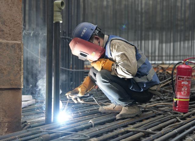 (260128) -- CHENGDU, Jan. 28, 2026 (Xinhua) -- A worker is pictured at the construction site of Chengdu Railway Station upgrade project in Chengdu, southwest China's Sichuan Province, Jan. 28, 2026. At the construction site 40 meters underground, the upgrade project of Chengdu Railway Station is underway. After completion, the station will become a comprehensive transportation hub integrating railway, subway, long-distance bus and others. (Xinhua/Liu Kun)