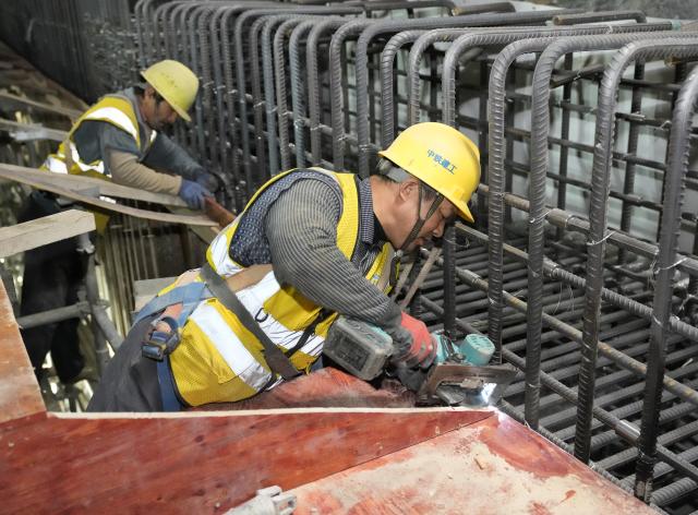 (260128) -- CHENGDU, Jan. 28, 2026 (Xinhua) -- Workers are pictured at the construction site of Chengdu Railway Station upgrade project in Chengdu, southwest China's Sichuan Province, Jan. 28, 2026. At the construction site 40 meters underground, the upgrade project of Chengdu Railway Station is underway. After completion, the station will become a comprehensive transportation hub integrating railway, subway, long-distance bus and others. (Xinhua/Liu Kun)