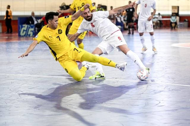 (260128) -- JAKARTA, Jan. 28, 2026 (Xinhua) -- Saeid Ahmad Abassi (R) of Iran vies with Ahmad Harith Naim of Malaysia during the group D match between Iran and Malaysia at the AFC Futsal Asian Cup 2026 in Jakarta, Indonesia, Jan. 28, 2026. (Xinhua/Agung Kuncahya B.)