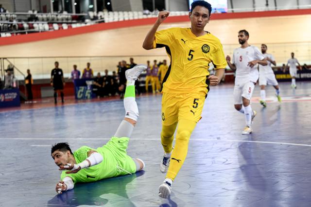 (260128) -- JAKARTA, Jan. 28, 2026 (Xinhua) -- Mohamad Alalluddin Nawi (C) of Malaysia celebrates scoring during the group D match between Iran and Malaysia at the AFC Futsal Asian Cup 2026 in Jakarta, Indonesia, Jan. 28, 2026. (Xinhua/Agung Kuncahya B.)