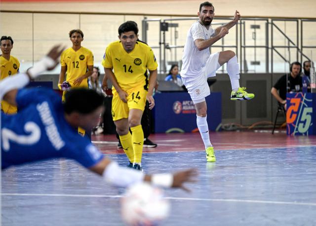 (260128) -- JAKARTA, Jan. 28, 2026 (Xinhua) -- Saeid Ahmad Abassi (1st R) of Iran shoots during the group D match between Iran and Malaysia at the AFC Futsal Asian Cup 2026 in Jakarta, Indonesia, Jan. 28, 2026. (Xinhua/Agung Kuncahya B.)