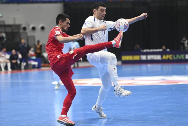 (260128) -- JAKARTA, Jan. 28, 2026 (Xinhua) -- Akhadjonov Muzaffar (R) of Uzbekistan vies with Rizomov Samandar of Tajikistan during the group C match between Uzbekistan and Tajikistan at the AFC Futsal Asian Cup 2026 in Jakarta, Indonesia, Jan. 28, 2026. (Xinhua/Zulkarnain)