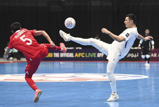 (260128) -- JAKARTA, Jan. 28, 2026 (Xinhua) -- Akhadjonov Muzaffar (R) of Uzbekistan vies with Rizomov Samandar of Tajikistan during the group C match between Uzbekistan and Tajikistan at the AFC Futsal Asian Cup 2026 in Jakarta, Indonesia, Jan. 28, 2026. (Xinhua/Zulkarnain)